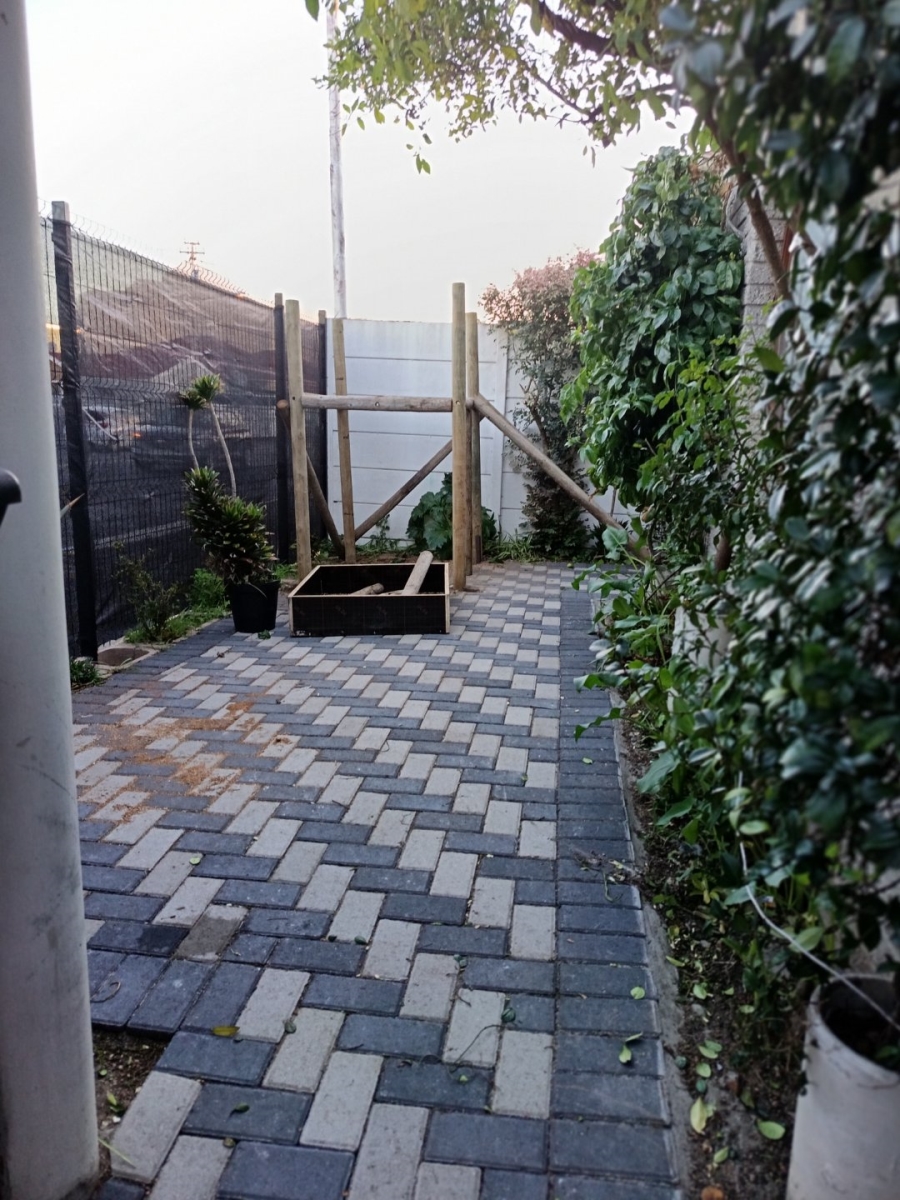 6 Bedroom Property for Sale in Maitland Western Cape